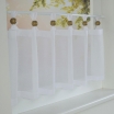 Weiße Scheibengardine Roma Boule mit Schlaufen und Zierkugeln aus Holz - Buche gold lasiert - BxH 110 x 35 cm