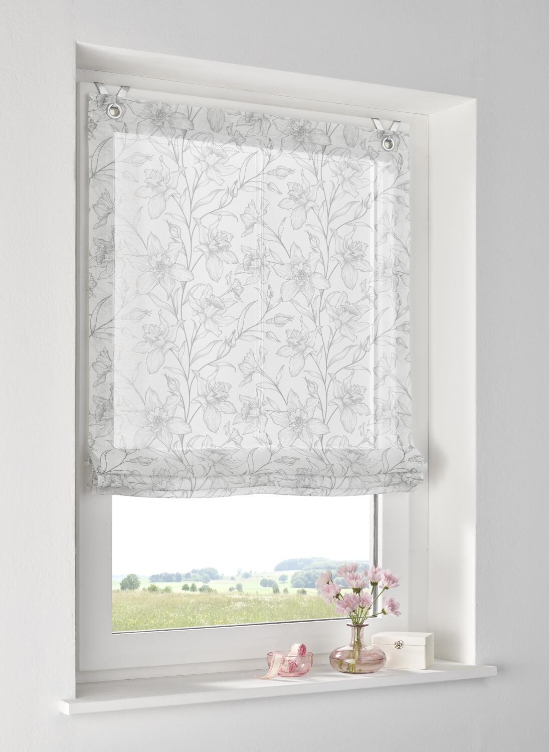 Modernes Raffrollo „Greta“ im Landhausstil mit floralem Muster in Hellgrau – halbtransparentes