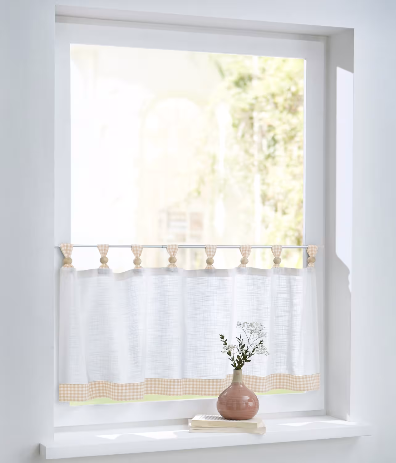 Scheibengardine Cottage beige weiß kariert - mit Schlaufen und Kugeln aus Holz - Cottage Kurzgardine Landhaus weiss beige Karo
