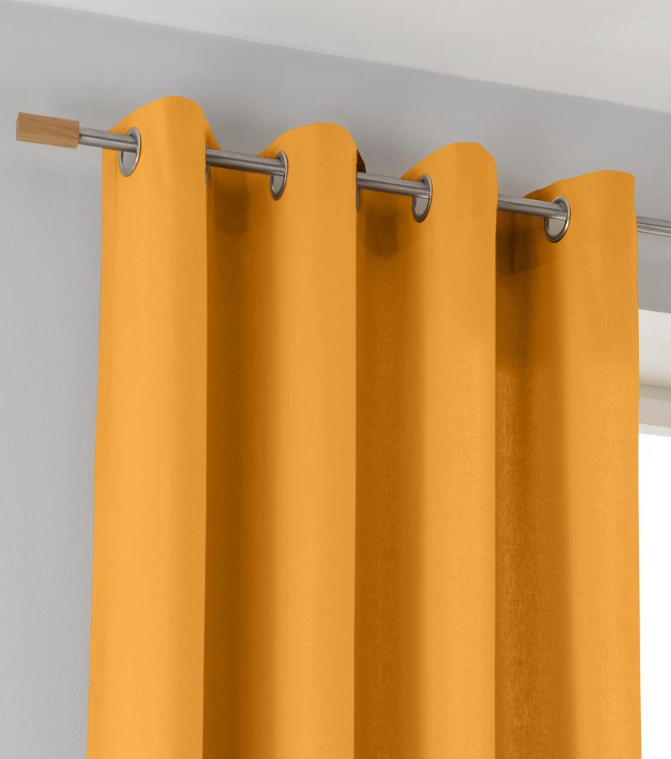 Vorhang ockergelb mit Ösen aus Metall an Gardinenstange