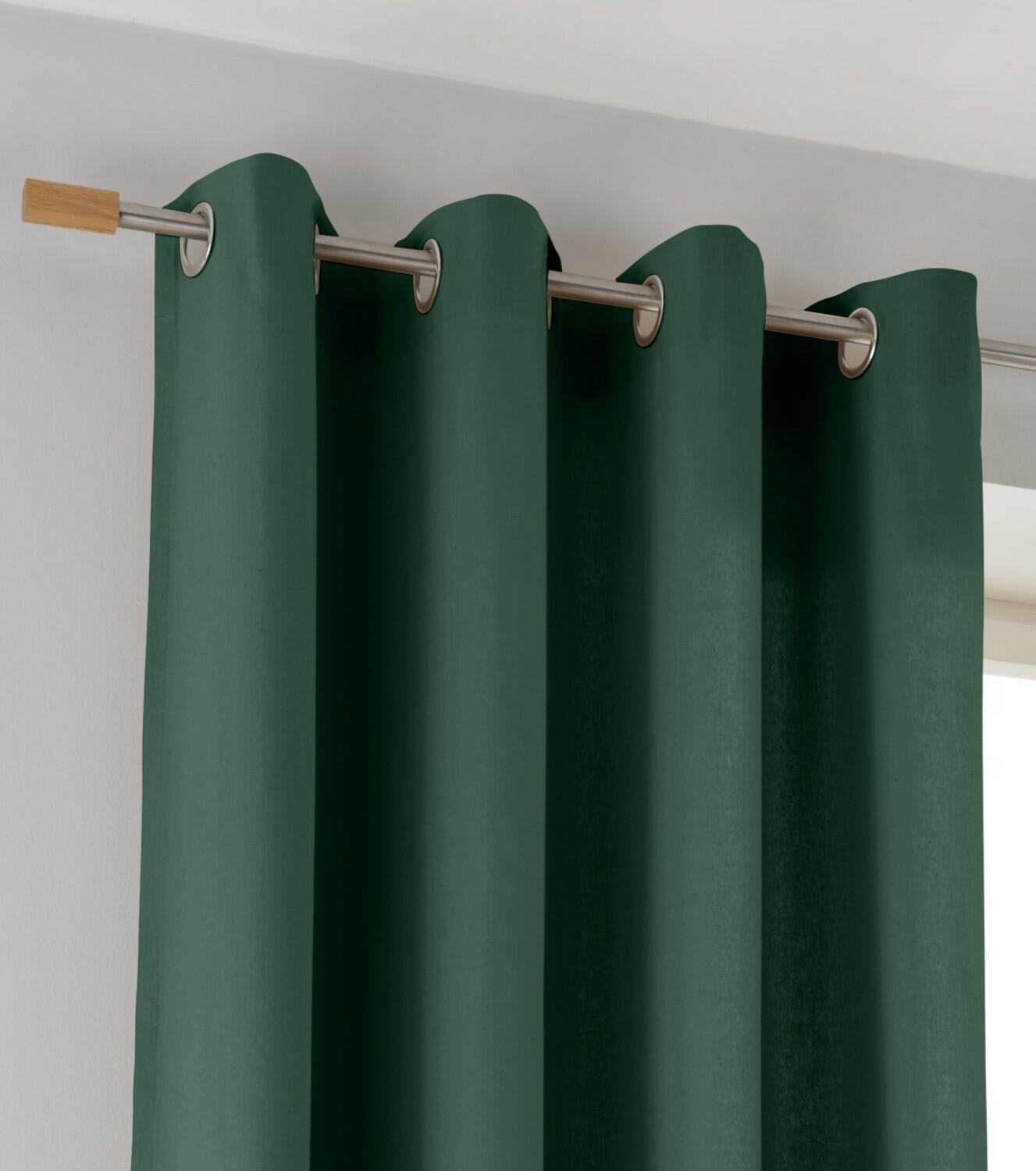 Vorhang dunkelgrün mit Ösen aus Metall an Gardinenstange