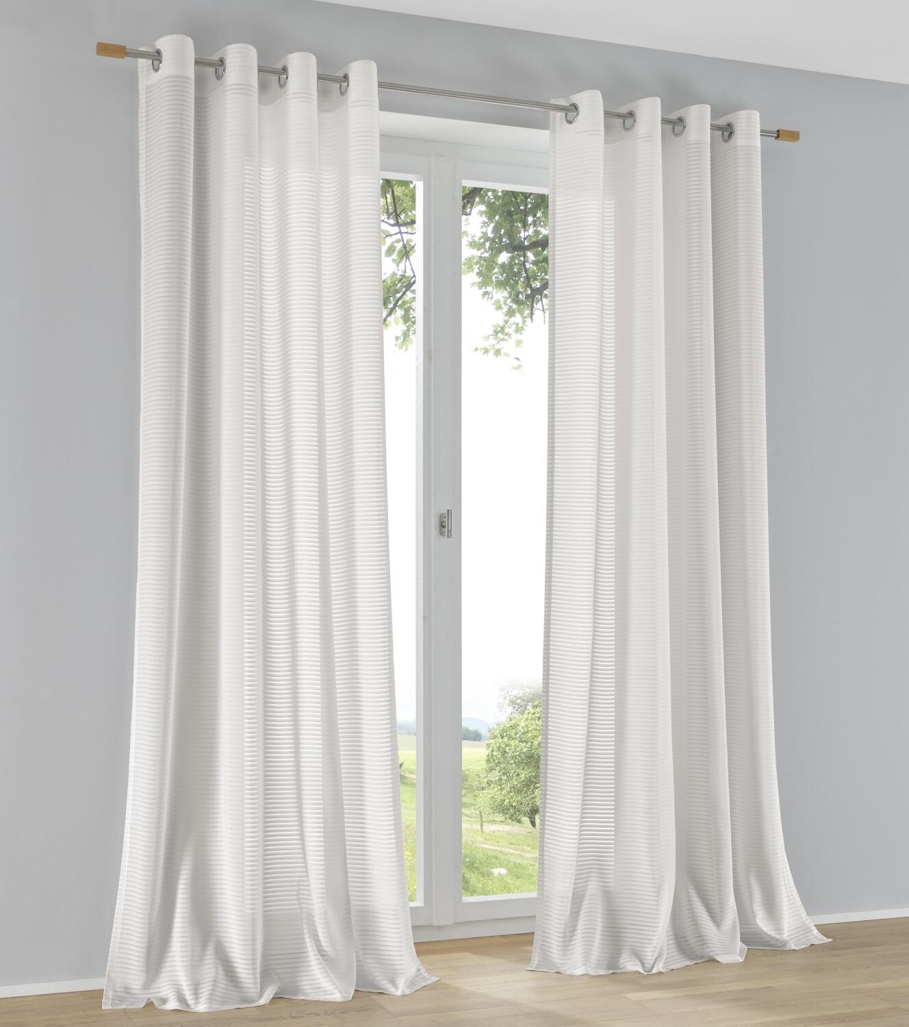 Halbtransparente Gardine mit Ösenaufhängung