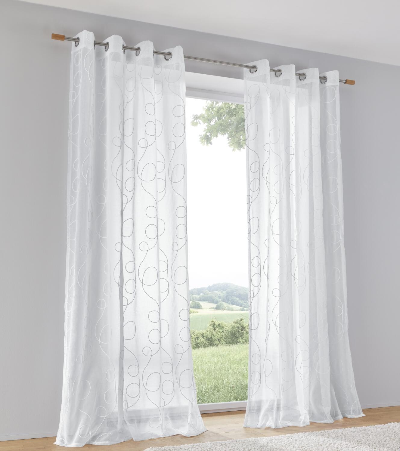 Weißer, halbtransparenter Vorhang mit feiner Stickerei und silbernen Ösen – eleganter Sichtschutz