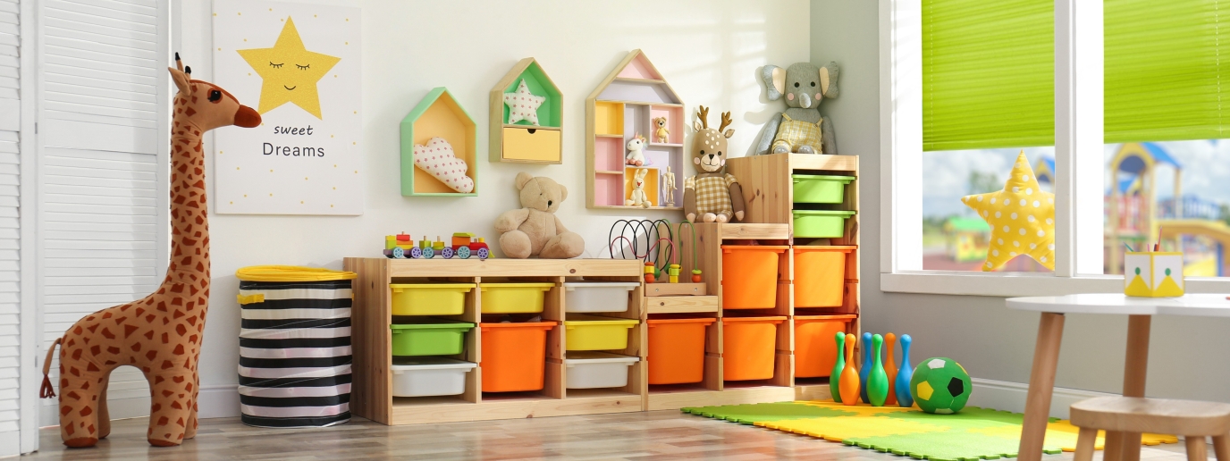 Raffrollos fürs Kinderzimmer - Fensterdekorationen mit bunten Motiven in fröhlichen Farben, die