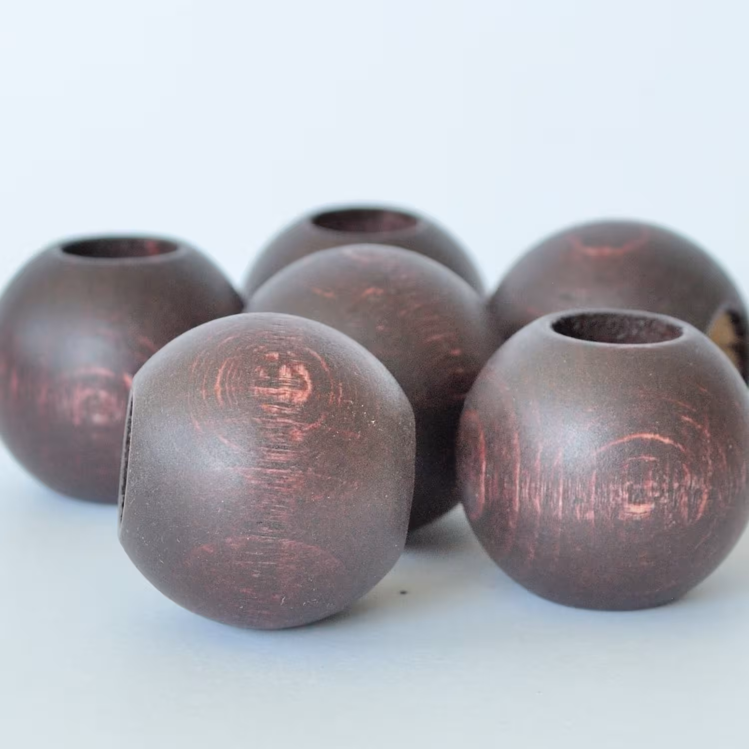 Weißes Raffrollo Brondby Boule mit Schlaufen und Zierkugeln | Dekokugeln Holz braun lasiert - Dekokugeln Holz braun lasiert für Raffrollo Brondy Boule