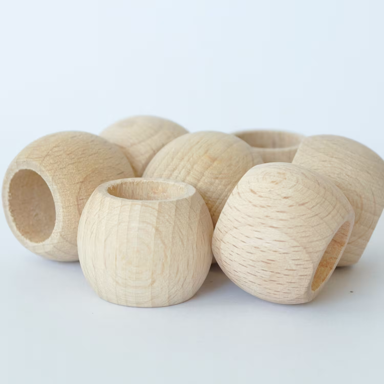 Weißes Raffrollo Brondby Boule mit Schlaufen und Zierkugeln | Dekokugeln Holz Buche natur - Schlaufenkugeln HOlzkugeln Buche natur gebohrt