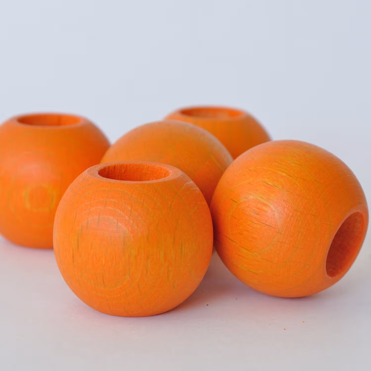 Weißes Raffrollo Brondby Boule mit Schlaufen und Zierkugeln | Dekokugeln Holz orange lasiert - Zierkugeln Schlaufenkugel Holz Buche orange