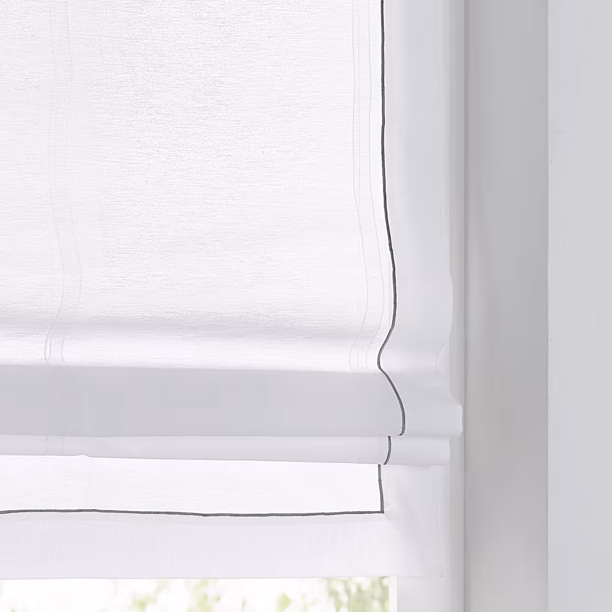 Weißes Raffrollo / Ösenrollo Bente mit feiner Ziernaht in grau gestickt - inkl. Edelstahlhaken - Breite 45 - 100 cm - Ösenrollo Bente weiß Volant