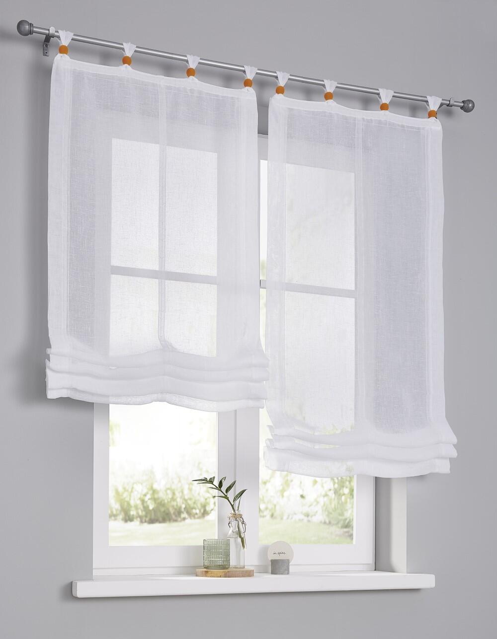 Weißes Raffrollo Brondby Boule mit Schlaufen und Zierkugeln | Dekokugeln Holz orange lasiert - Raffrollo Brondby weiss Schlaufen Dekokugeln orange