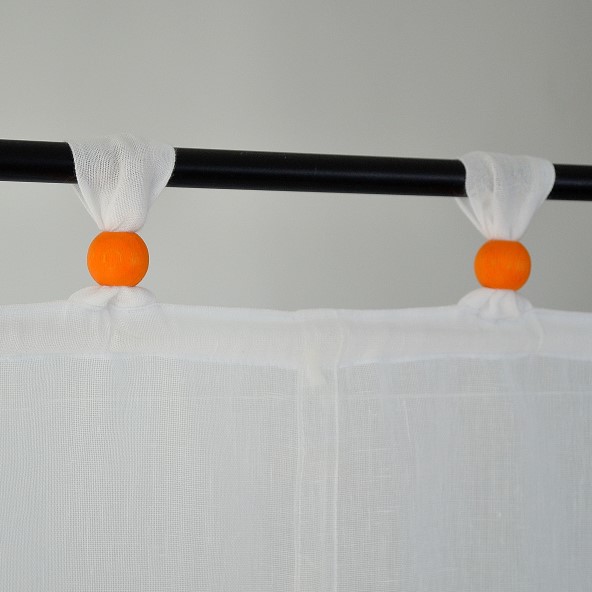 Weißes Raffrollo Brondby Boule mit Schlaufen und Zierkugeln | Dekokugeln Holz orange lasiert -