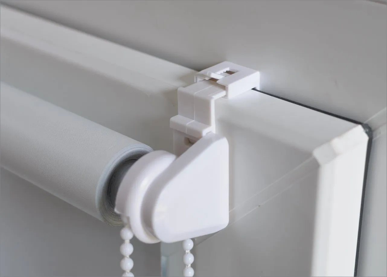 Seitenzugrollo verdunkelnd Luna ohne Bohren | weiss - Breite 60 - 140 cm - Seittenzug Luna weiss Klemmfix