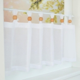 Weiße Scheibengardine Roma Boule mit Schlaufen und Zierkugeln Acrylglas terra BxH 110 x 35 cm