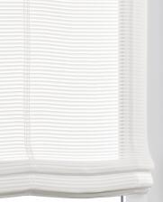 Halbtransparentes Raffrollo mit feinen Querstreifen