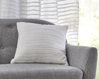 Musselin Kissenhülle „Crinkle“ 50x50 – Dekokissen mit handgenähten Biesen - offwhite