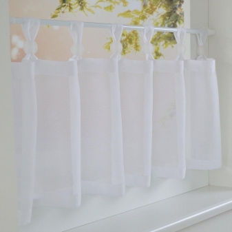 Weiße Scheibengardine Roma Boule mit Schlaufen und Zierkugeln Acrylglas transparent matt BxH 110 x 35 cm