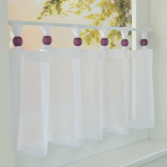 Weiße Scheibengardine Roma Boule mit Schlaufen und Zierkugeln Acrylglas aubergine BxH 110 x 35 cm