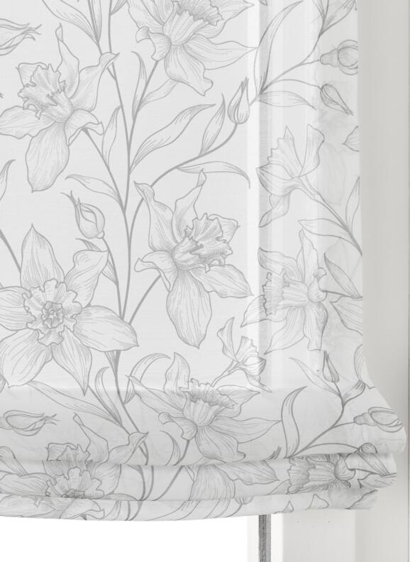 Detailaufnahme des halbtransparenten Raffrollos „Greta“ aus weißem Batiststoff mit floralem