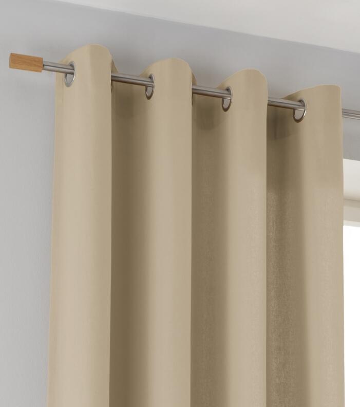 Vorhang mit silbernen Ösen für Gardinenstangen