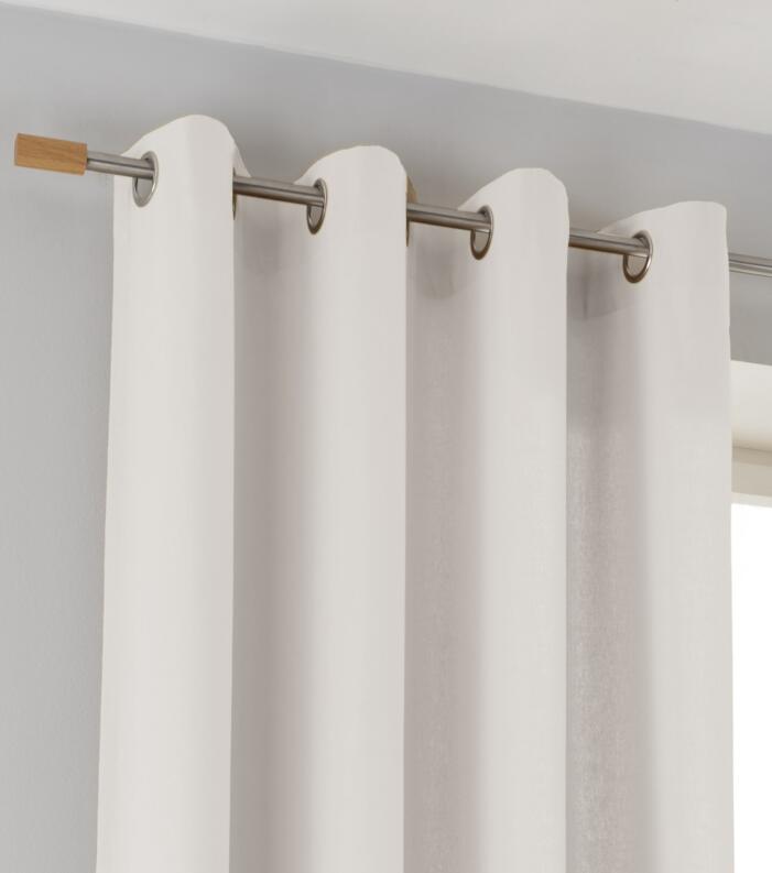 Vorhang mit silbernen Ösen für Gardinenstangen