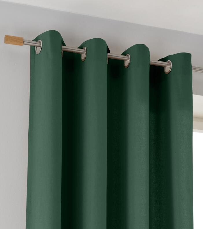 Vorhang dunkelgrün mit Ösen aus Metall an Gardinenstange