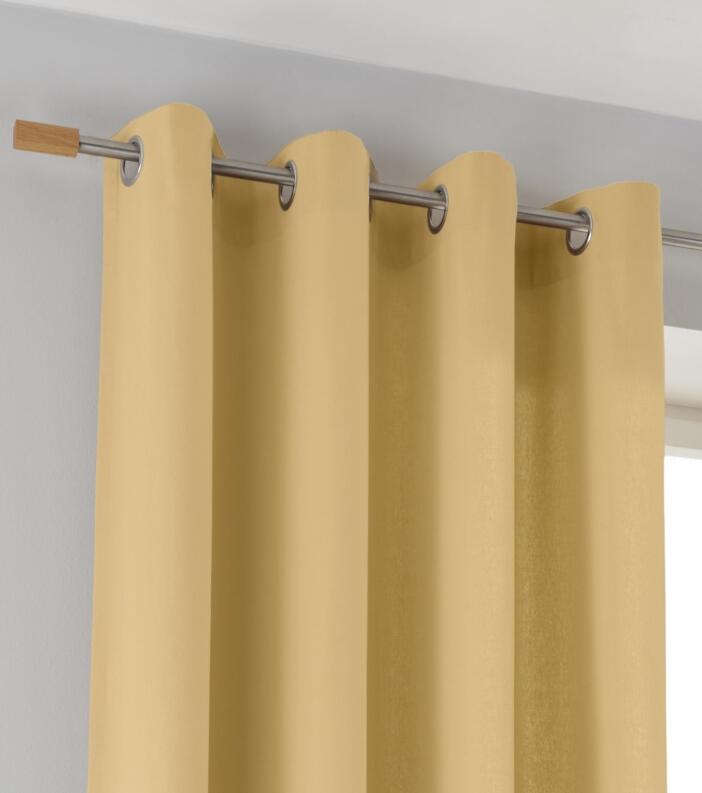 Vorhang mit silbernen Ösen für Gardinenstangen