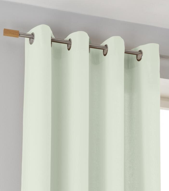 Baumwollvorhang jadegrün mit Metallösen an Gardinenstange