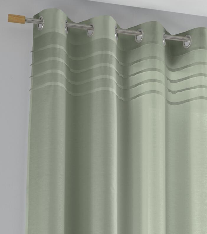 Feine Biesen-Blende und silberne Ösen Hochwertiger Stoffabschluss für zeitlose Fenster-Eleganz