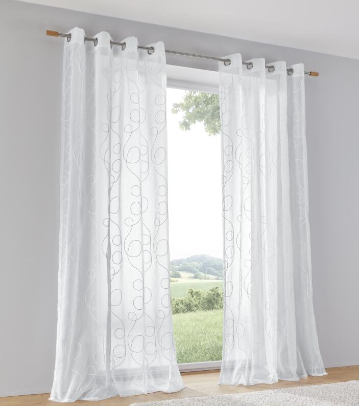 Weißer, halbtransparenter Vorhang mit feiner Stickerei und silbernen Ösen – eleganter Sichtschutz