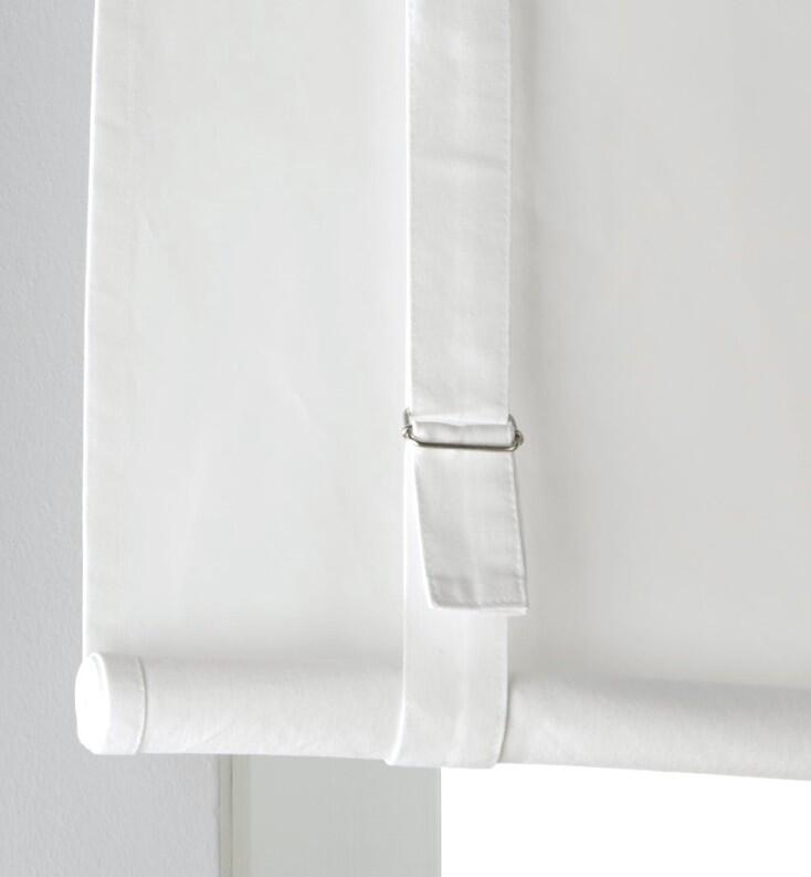 Tim Raffgardine mit Bändern und Schnallen