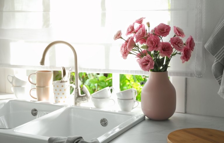 Machen Sie Ihr Zuhause frühlingsfit - helle und lichtdurchlässige Raffrollos und Vorhänge lassen die Frühlingssonne ins Haus.